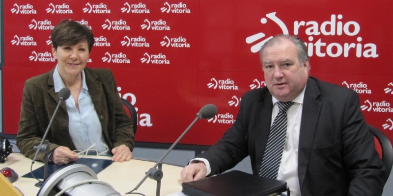 Roberto Larrañaga, en los estudios de Radio Vitoria 