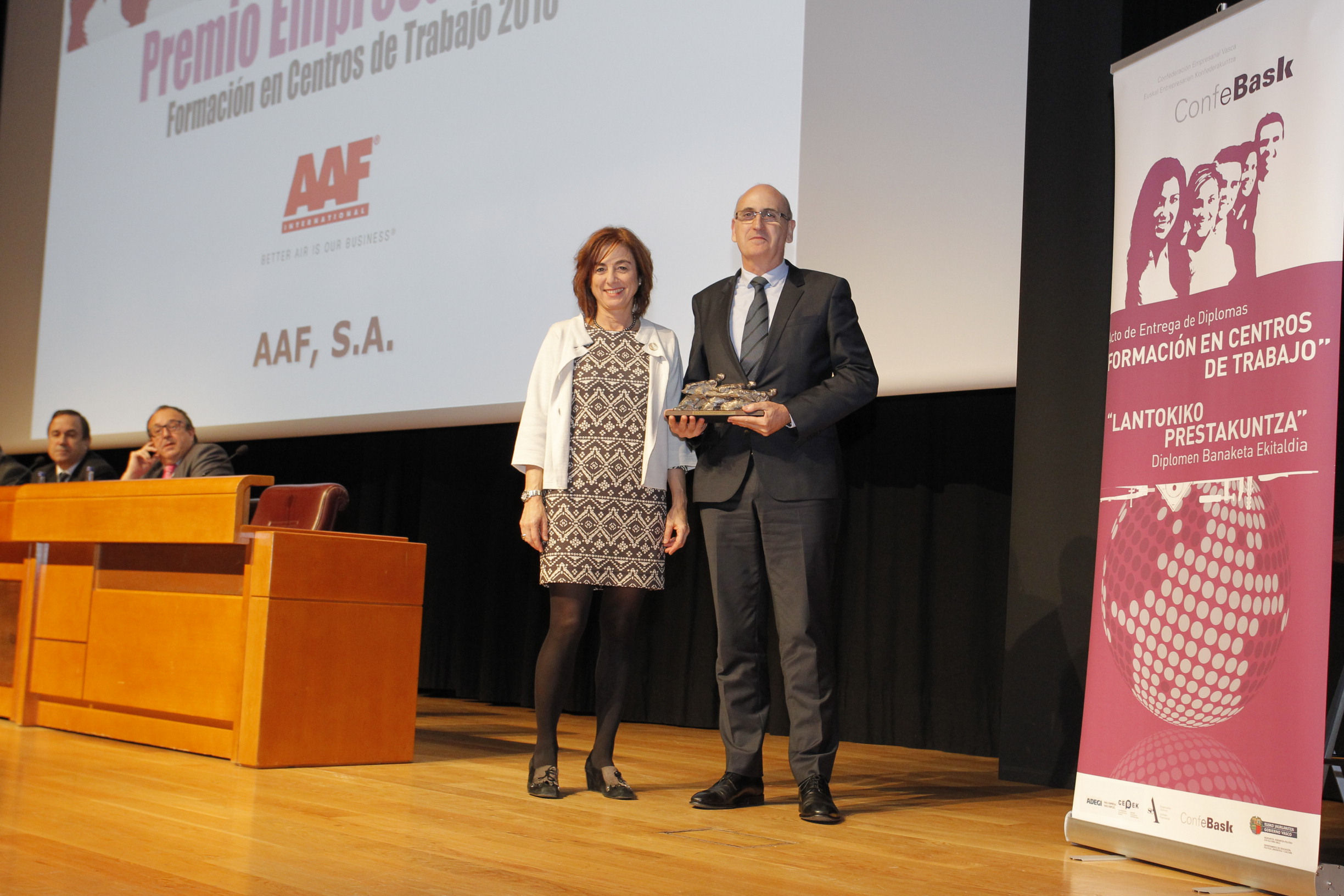 Cristina Uriarte y el representante de AAF