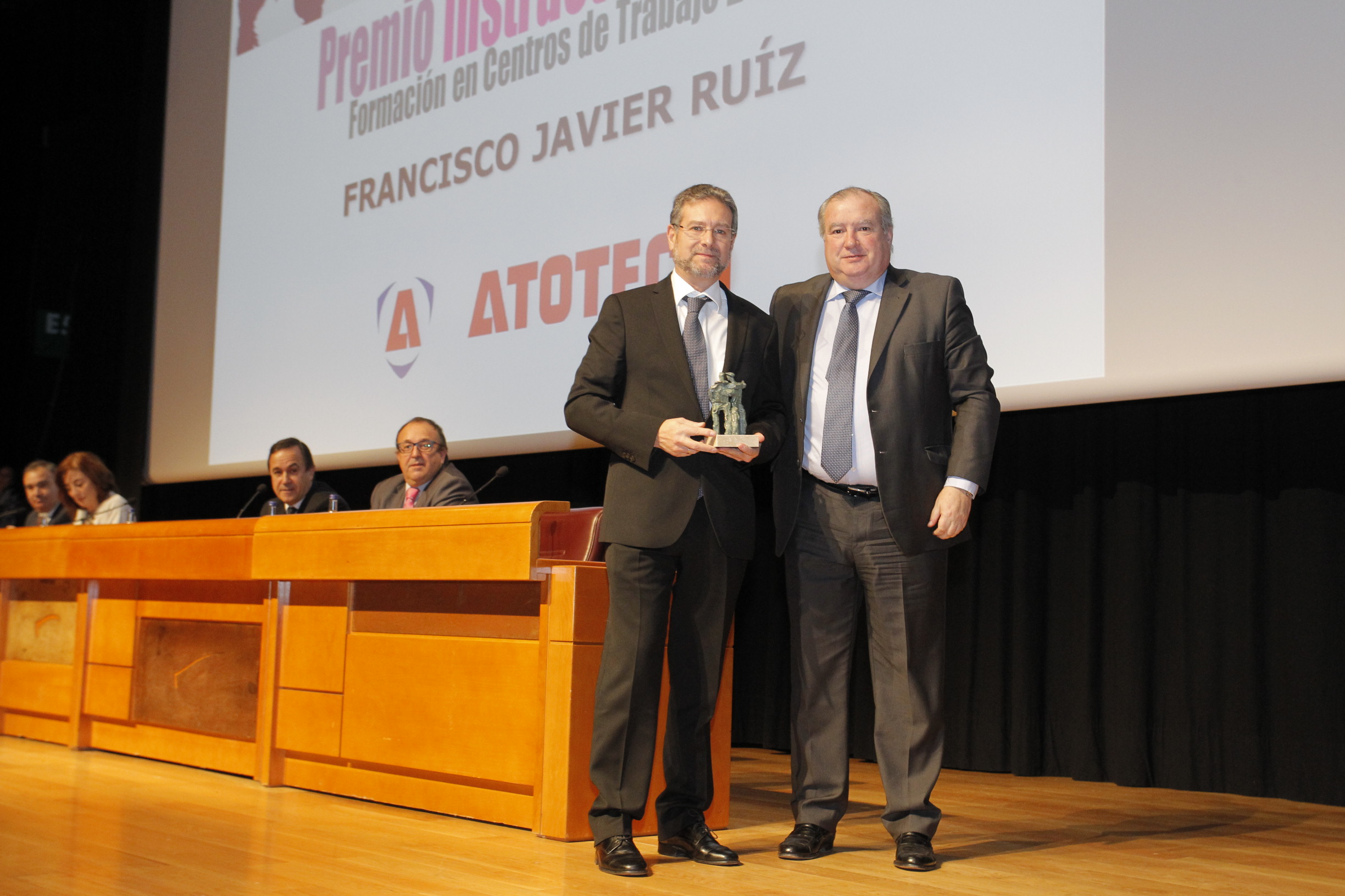 Roberto Larrañaga entrega el premio a Francisco Javier Ruiz de Atotech España 