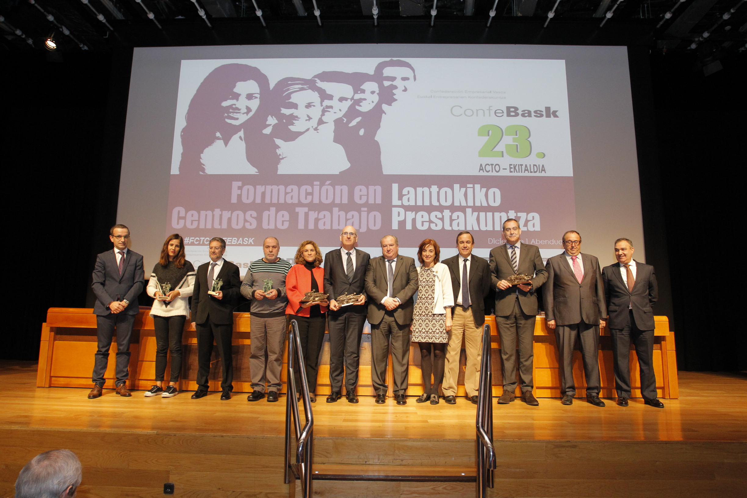 Los premiados con los representantes de Confebask y Gobierno Vasco