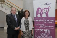 El presidente de Confebask, Roberto Larrañaga, junto a la La Consejera de Educación Cristina Uriarte