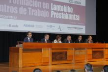 Mesa presidencial del acto, con representantes del Gobierno Vasco y Confebask