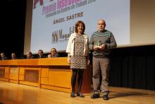 Cristina Uriarte entrega su premio al  instructor Ángel Sastre de Mugafil.