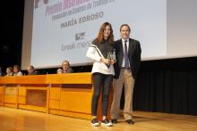 Jorge Arévalo entrega su premio a María Edroso de Loreak Mendian