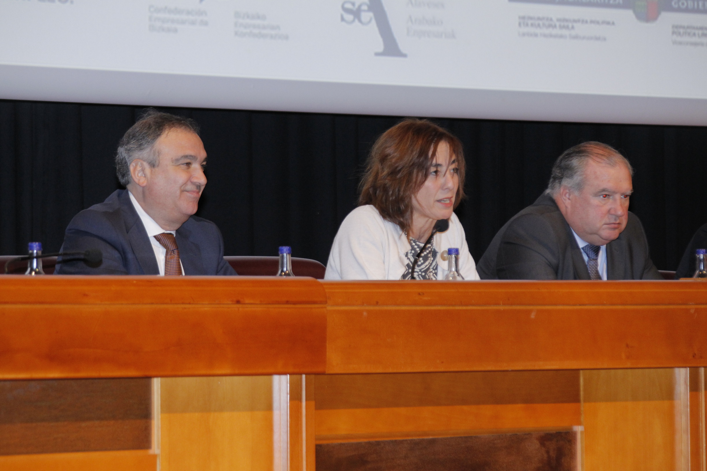 Cristina Uriarte, consejera de Educación, junto a Eduardo Arechaga y Roberto Larrañaga, de Confebask